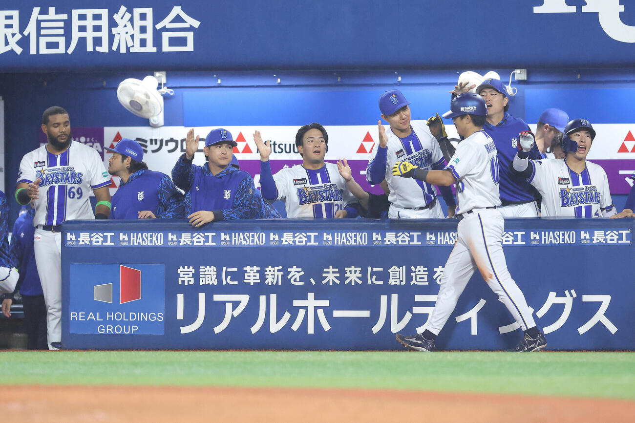 DeNA対中日　4回裏DeNA1死三塁、戸柱恭孝の二ゴロで生還する林琢真（右から3人目）を迎えるチームメート（撮影・河田真司）