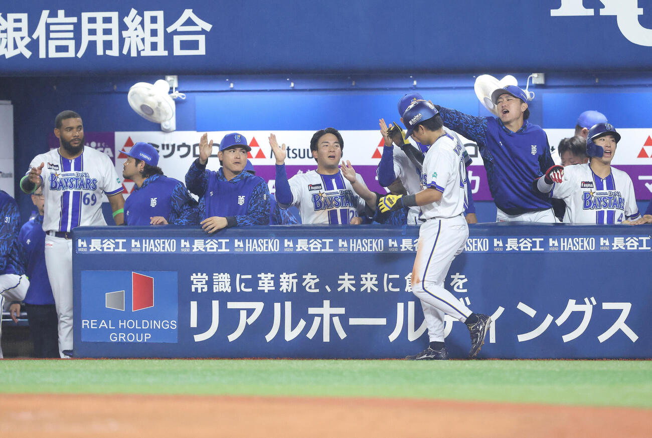 DeNA対中日　4回裏DeNA1死三塁、戸柱恭孝の二ゴロで生還する林琢真（右から3人目）を迎えるチームメート（撮影・河田真司）