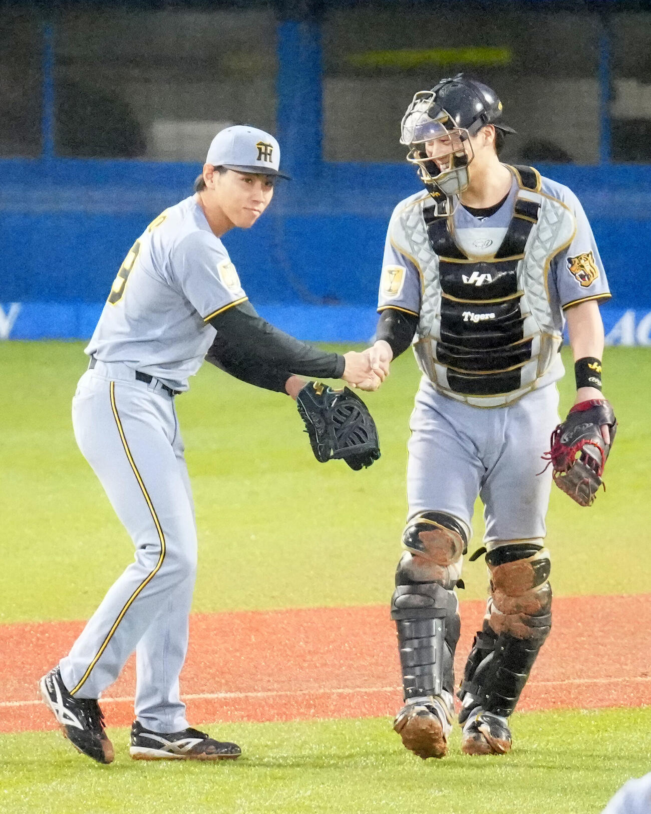 ヤクルト対阪神　9回裏、最後を締め、阪神捕手伏見寅威（右）と握手を交わす5番手の工藤泰成（撮影・江口和貴）