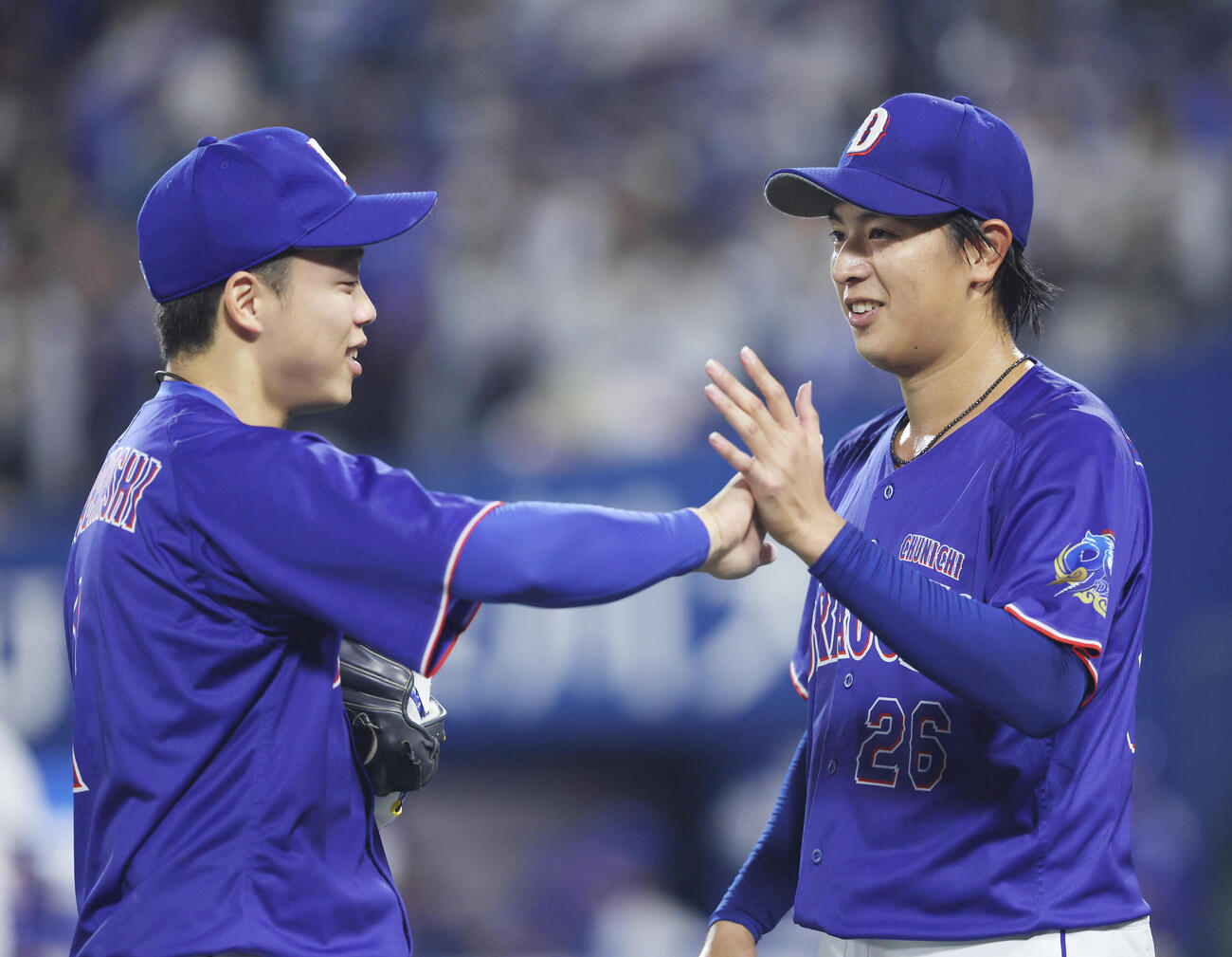 DeNA対中日　3回裏を抑えナインを迎える仲地礼亜（撮影・河田真司）