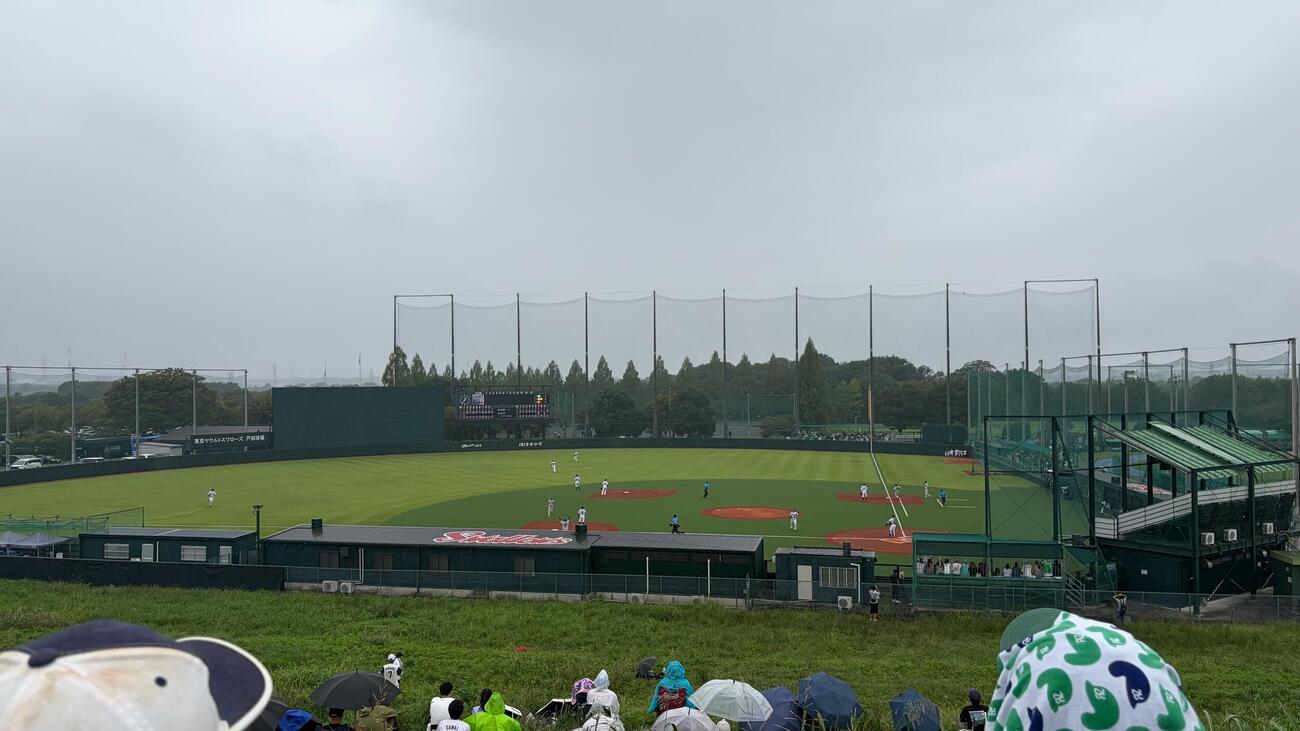 ノーゲームとなった試合中のヤクルト2軍本拠地の戸田球場（撮影・塚本光）