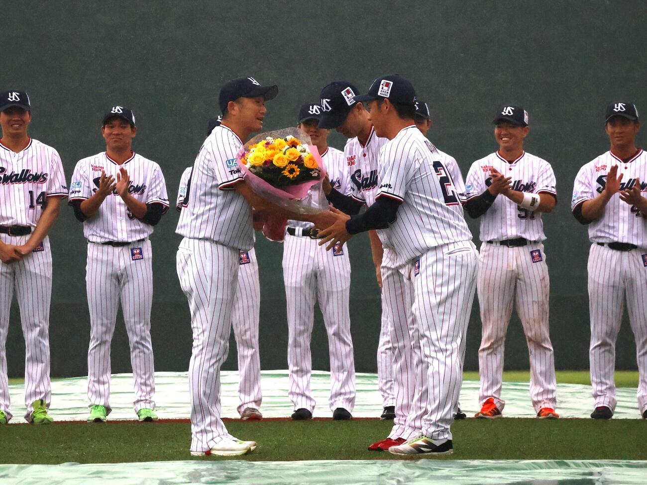戸田球場でヤクルト石山泰稚（右奥）、小川泰弘（右手前）から花束を手渡される石川雅規（撮影・塚本光）