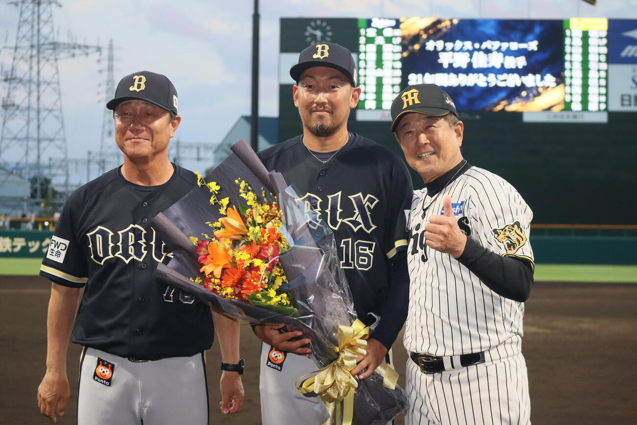 今季限りで現役を引退するオリックス平野佳寿（中央）と、風岡尚幸2軍監督（左）阪神平田勝男2軍監督が記念撮影（撮影・村松万里子）