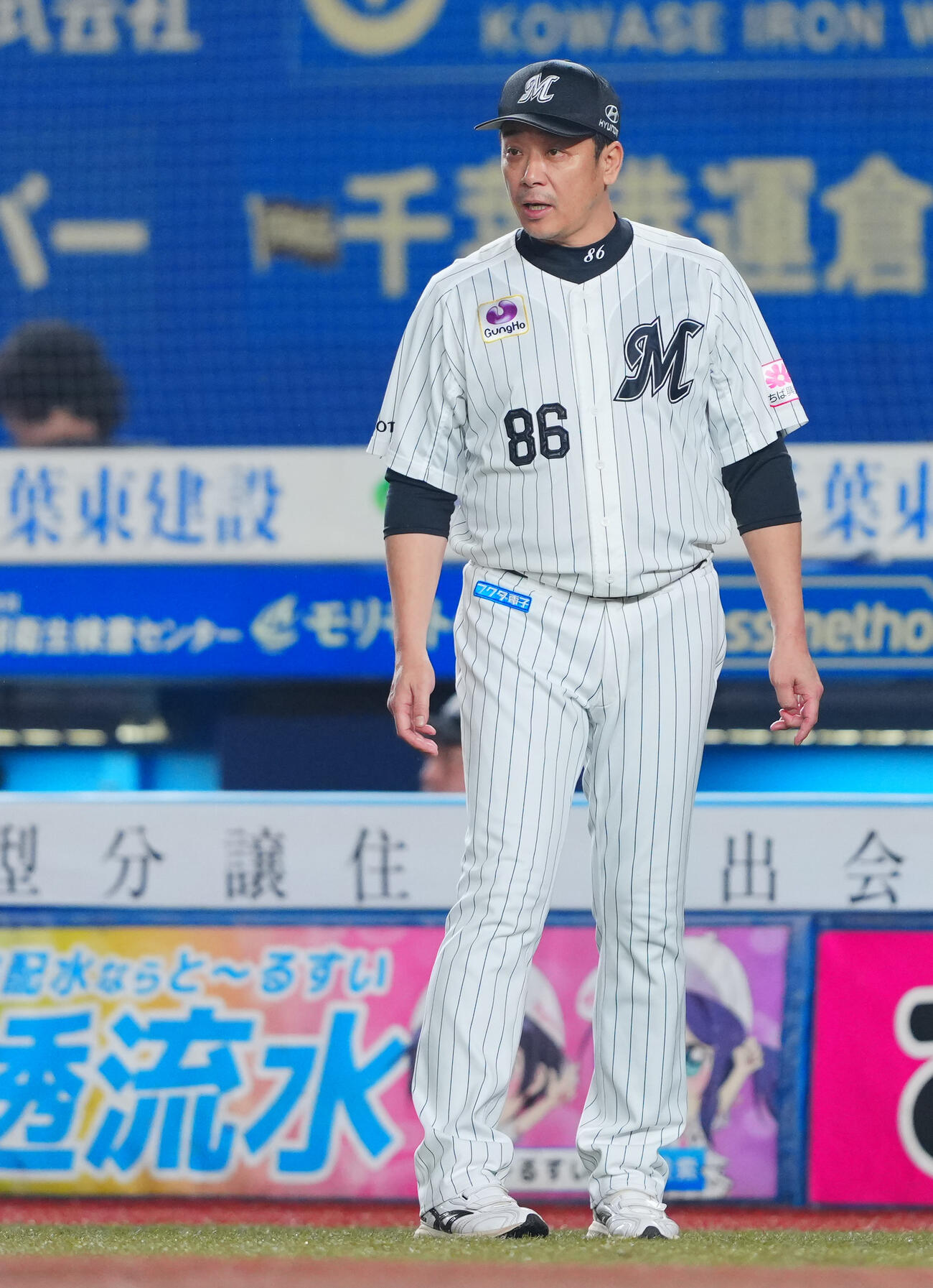 ロッテ対オリックス　7回裏の攻撃を無得点で終え投手交代を告げるロッテサブロー監督（撮影・垰建太）