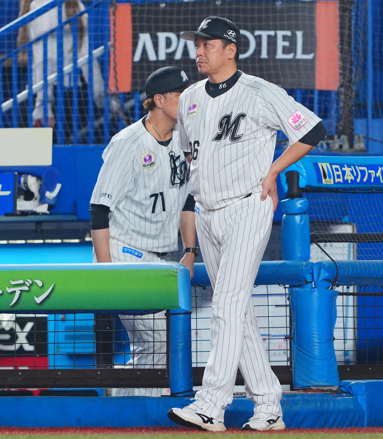 ロッテ対オリックス　オリックスに敗れ整列に向かうロッテのサブロー監督（撮影・垰建太）