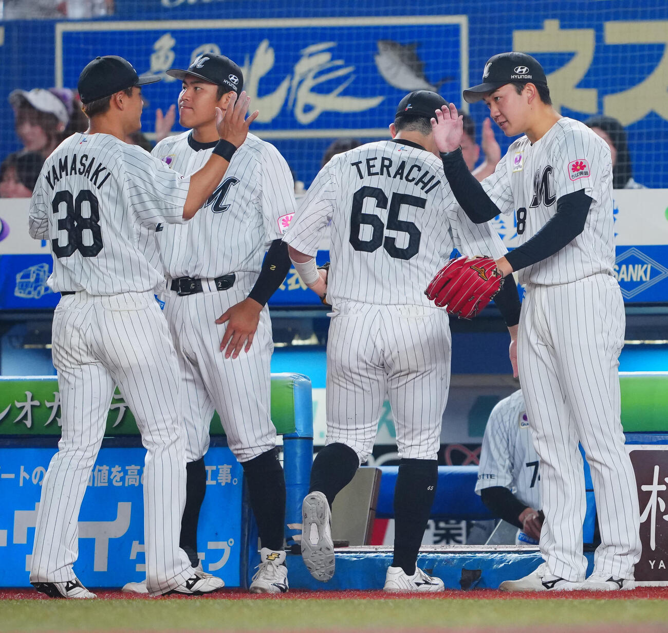 ロッテ対オリックス　9回表オリックスの攻撃を無失点に抑えナインとタッチを交わすロッテ石垣元気（右）（撮影・垰建太）