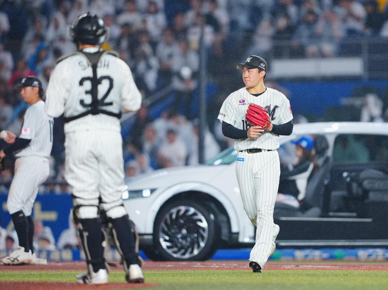 ロッテ対オリックス　9回表、ロッテ3番手でマウンドに上がる石垣元気（撮影・垰建太）