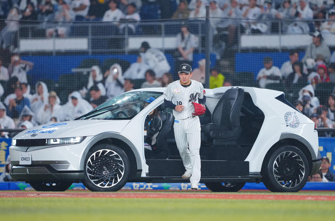 ロッテ対オリックス　9回表、ロッテ3番手でマウンドに上がる石垣元気（撮影・垰建太）