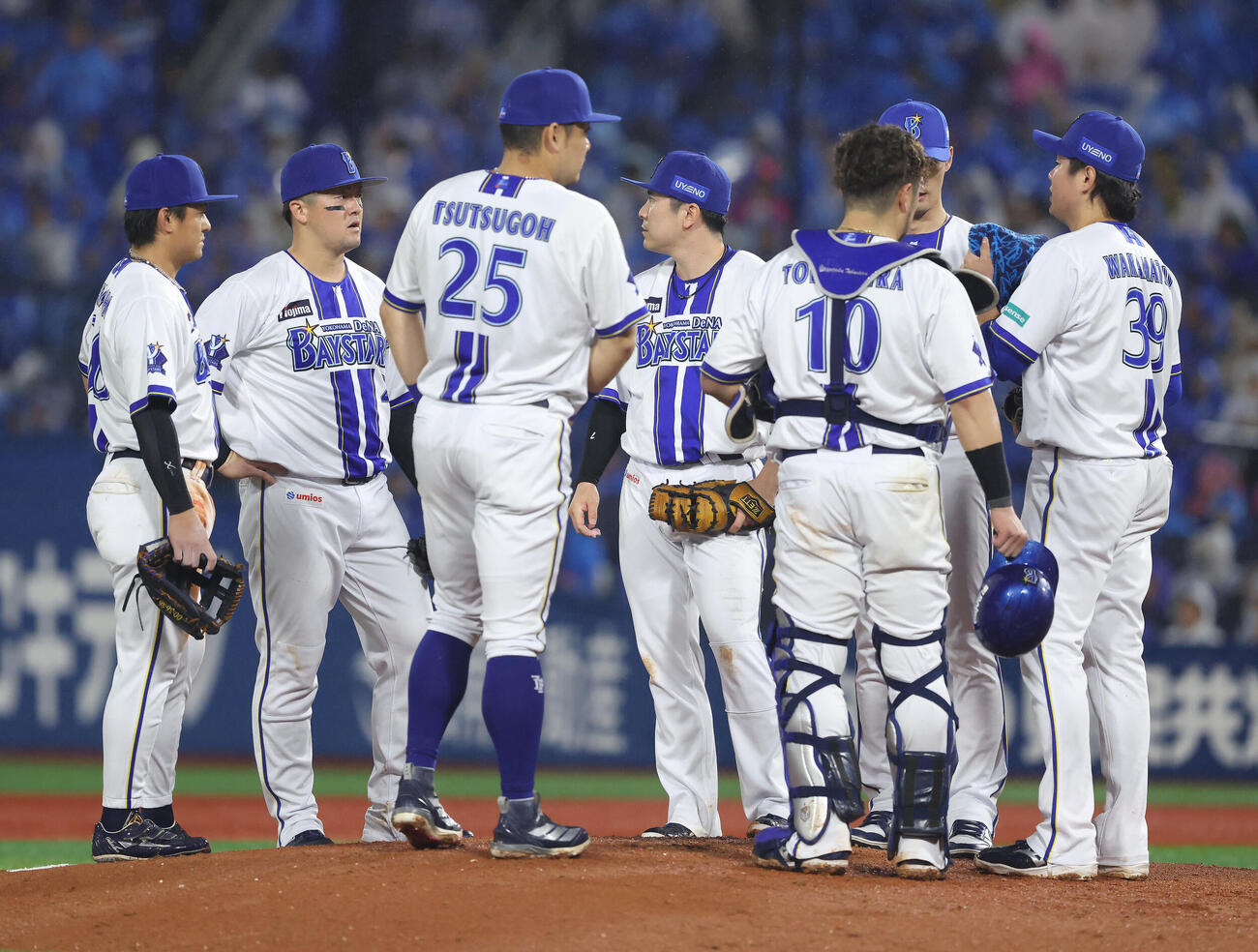 DeNA対中日　6回表、同点を許しマウンドに集まるDeNAナイン（撮影・河田真司）