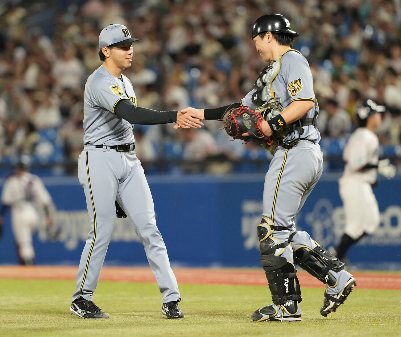 ヤクルト対阪神　ヤクルトに勝利し伏見寅威（右）と握手を交わす阪神工藤泰成（撮影・たえ見朱実）