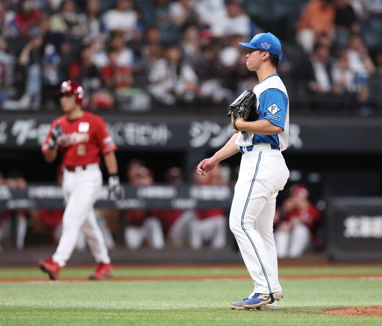 日本ハム対楽天　12回表楽天1死満塁、小深田大翔に押し出し四球を与える松岡洸希（撮影・黒川智章）