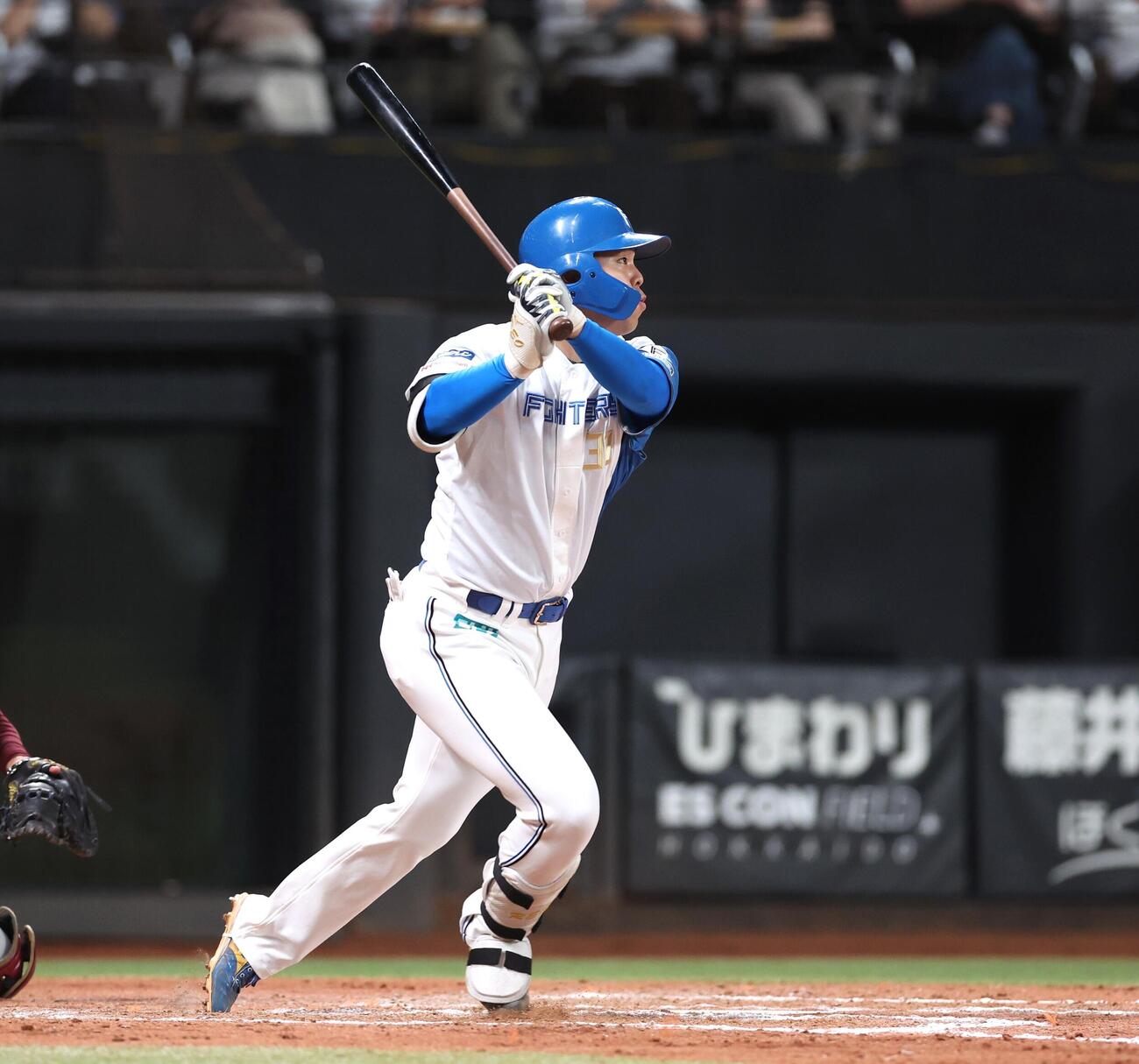 日本ハム対楽天　7回裏日本ハム1死一、二塁、安打を放つ柴田獅子（撮影・黒川智章）
