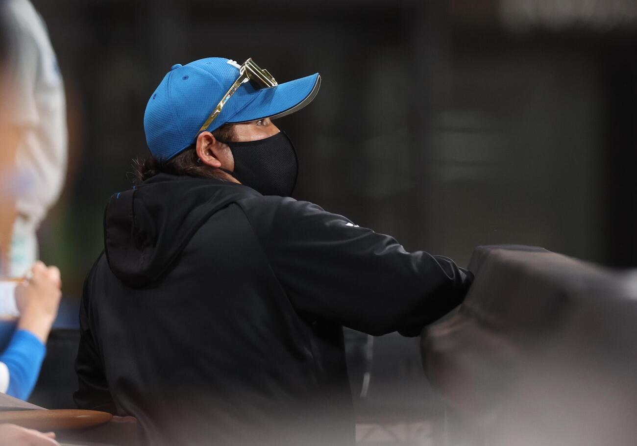 日本ハム対楽天　試合を見つめる新庄剛志監督（撮影・黒川智章）
