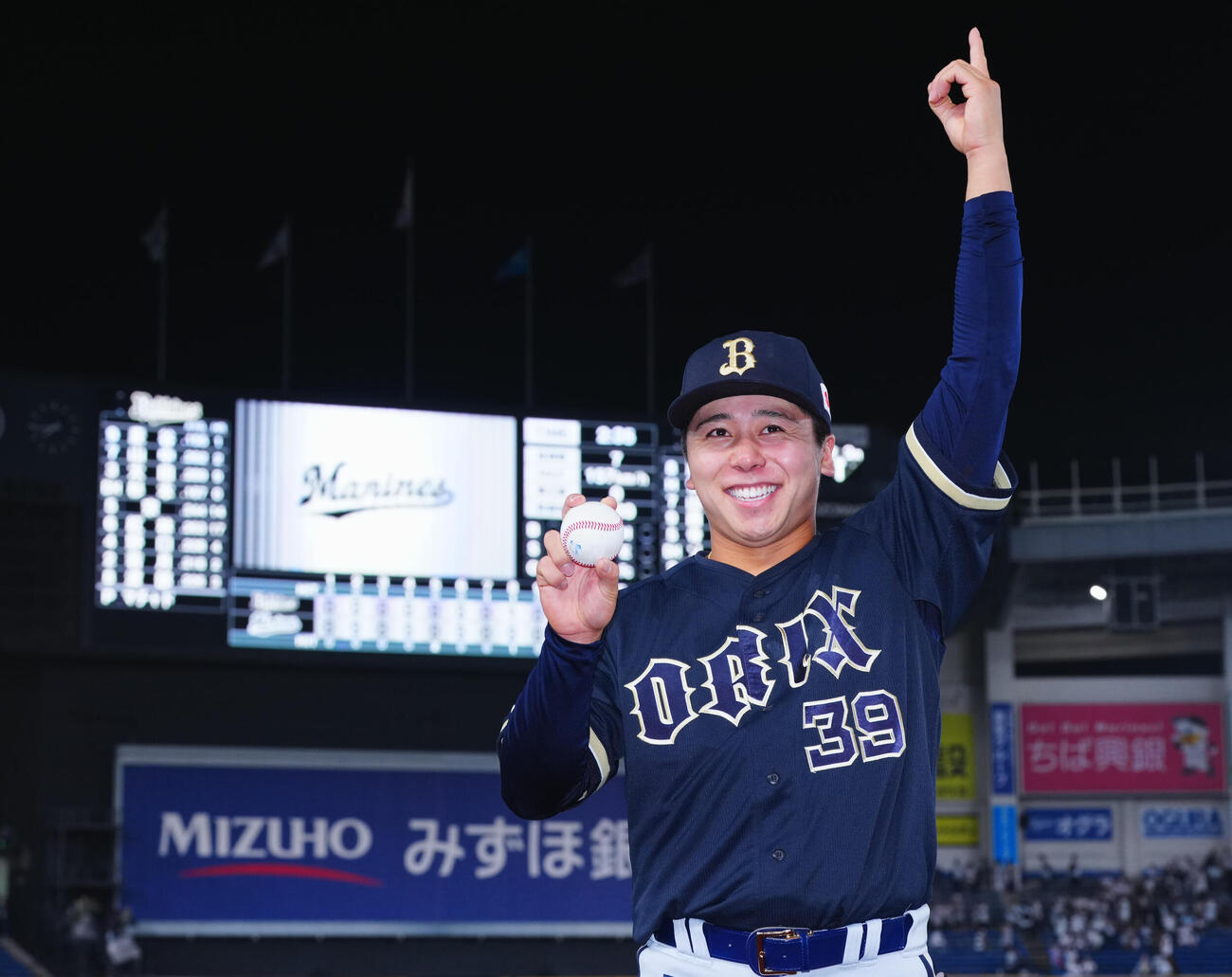 ロッテ対オリックス　プロ初となる本塁打の打球を手に笑顔を見せるオリックス池田陵真（撮影・垰建太）