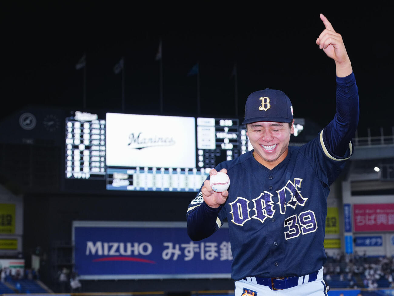 ロッテ対オリックス　プロ初となる本塁打の打球を手に笑顔を見せるオリックス池田陵真（撮影・垰建太）
