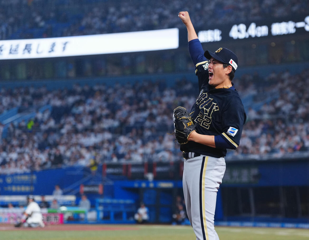 ロッテ対オリックス　8回表オリックス2死、池田陵真の先制ソロ本塁打に高らかにガッツポーズする九里亜蓮（撮影・垰建太）