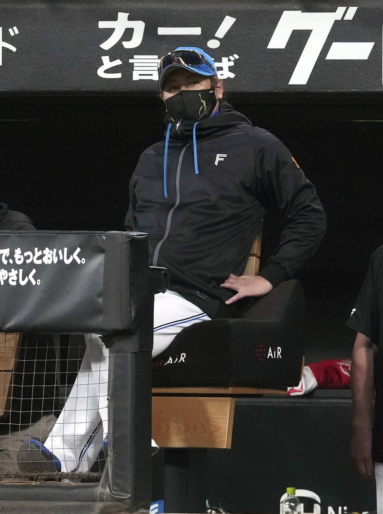 12回、試合を見守る日本ハム・新庄監督＝エスコンフィールド