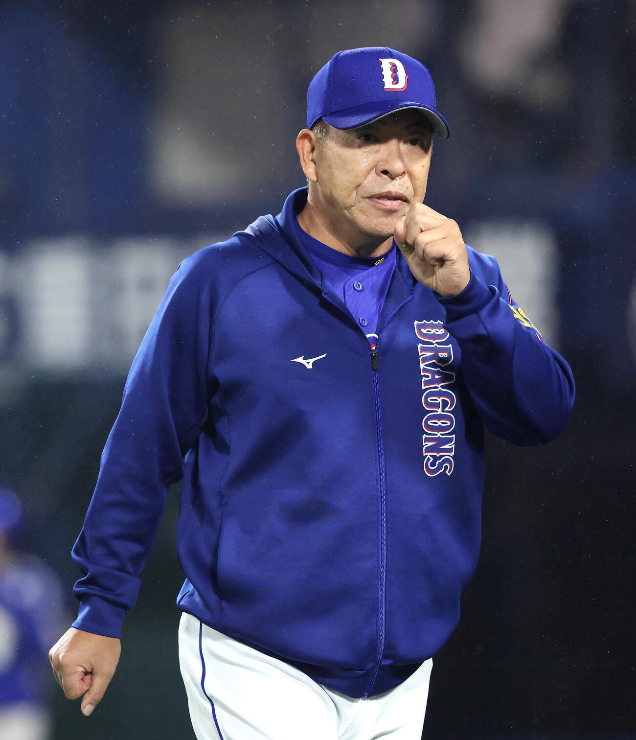 DeNA対中日　延長12回表を終え、選手交代を告げる井上一樹監督（撮影・河田真司）