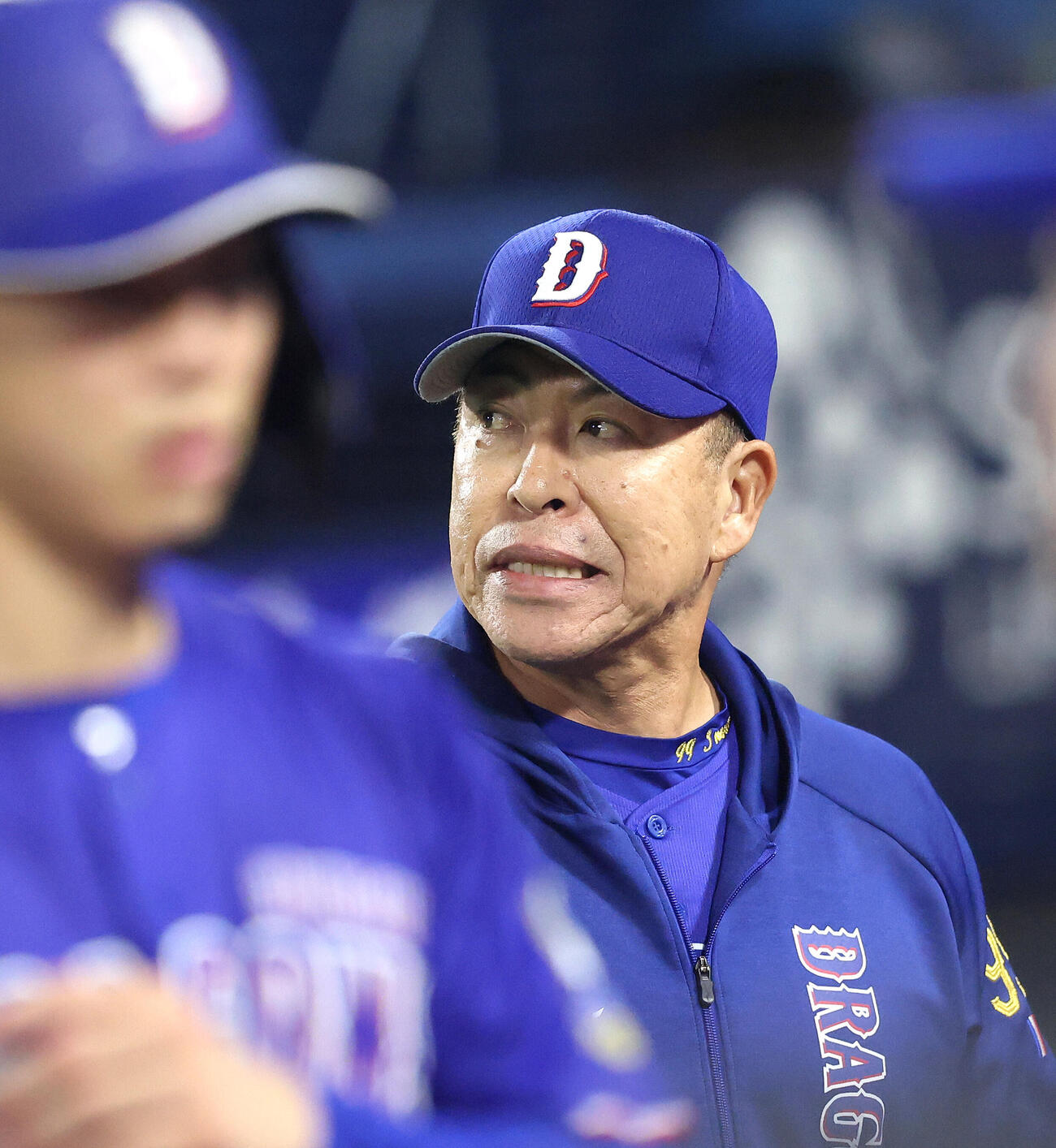 DeNA対中日　8回表を終え、選手交代を告げる井上一樹監督（撮影・河田真司）