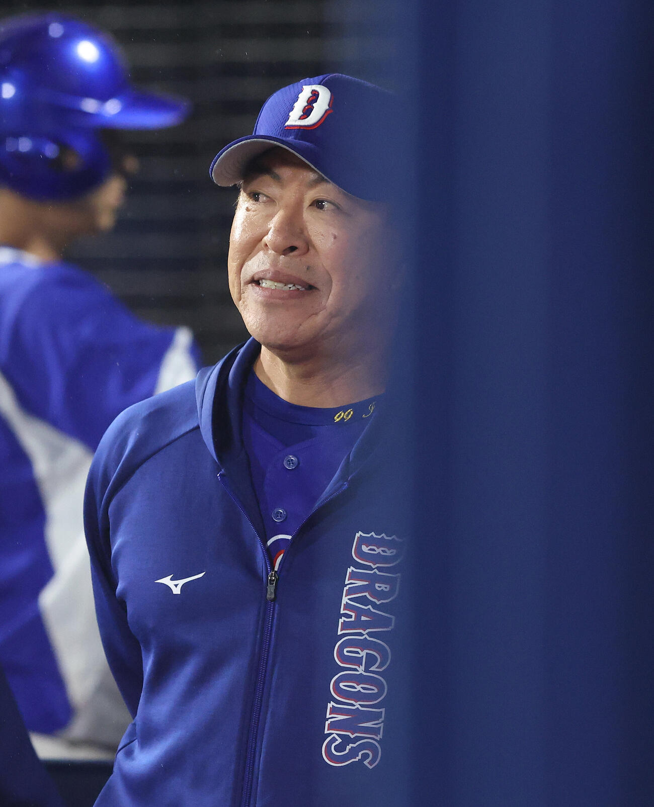 DeNA対中日　延長11回表を無得点で終え苦笑いする井上一樹監督（撮影・河田真司）