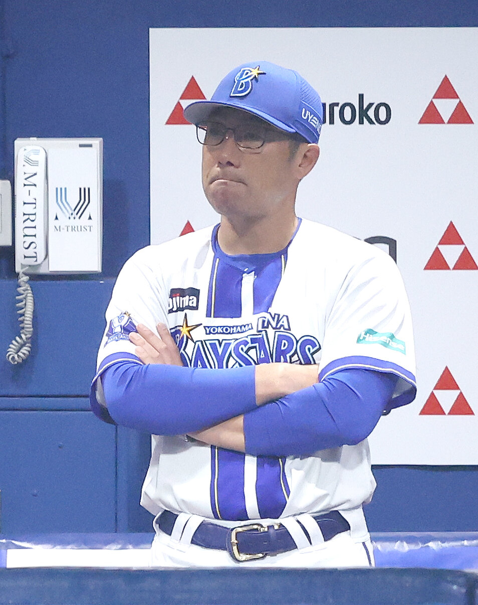 DeNA対中日　6回表、戦況を見守る相川亮二監督（撮影・河田真司）