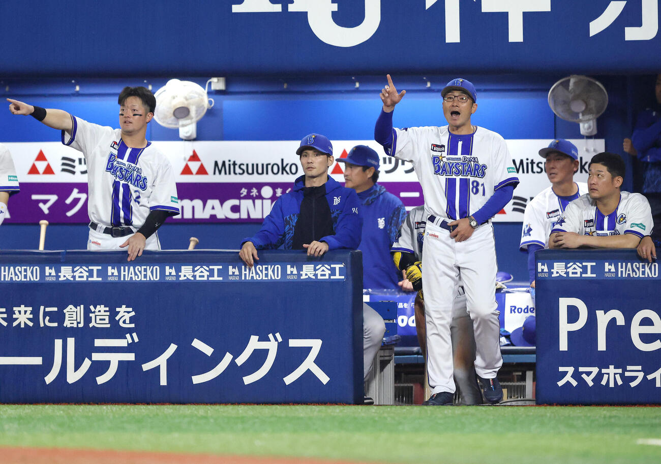DeNA対中日　8回裏DeNA1死一塁、佐野恵太の併殺に対しリクエストを要求する相川亮二監督（右から3人目）（撮影・河田真司）