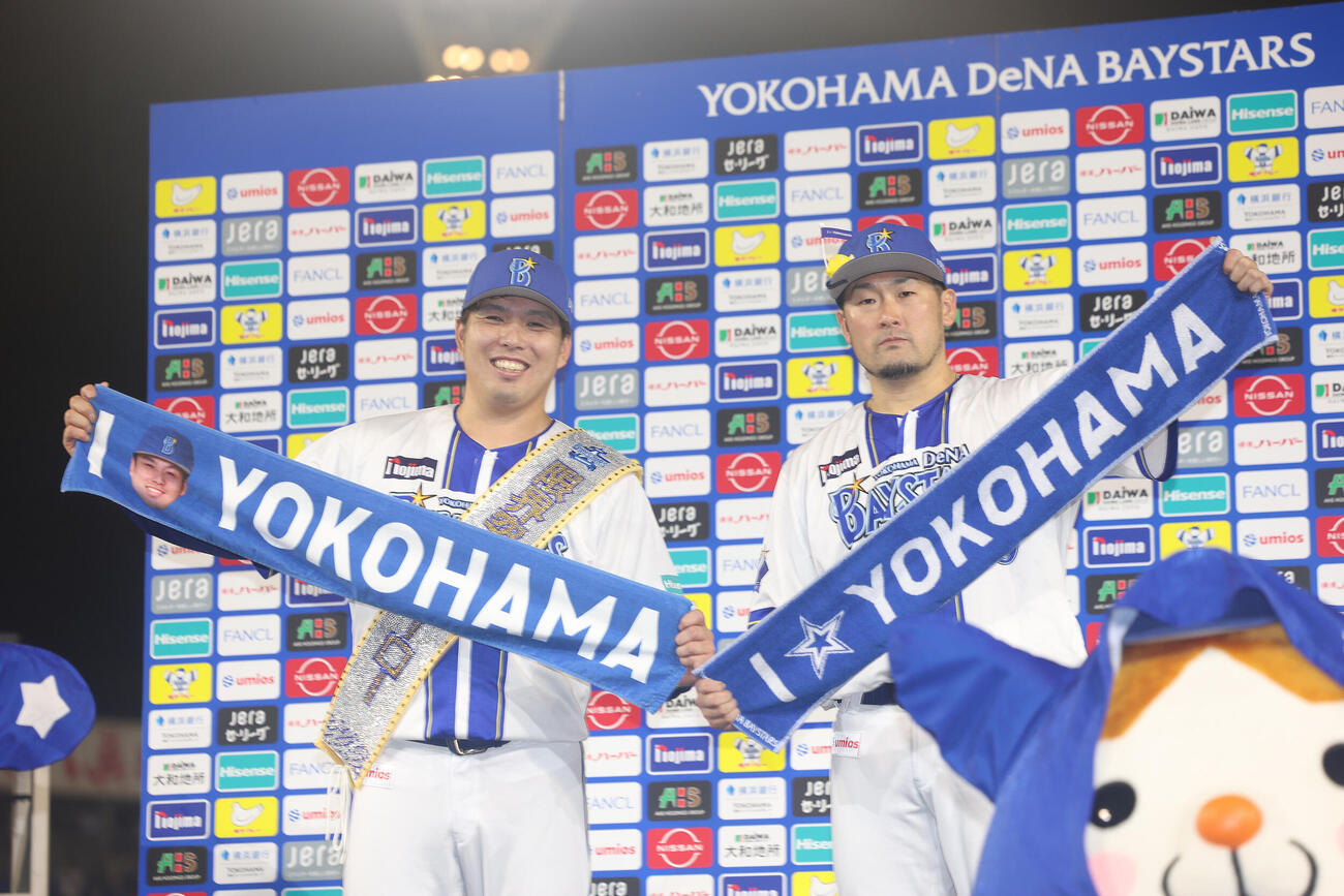 23日、DeNA対中日　中日に勝利し、お立ち台で写真に納まるDeNA馬場皐輔（左）と戸柱恭孝（撮影・河田真司）