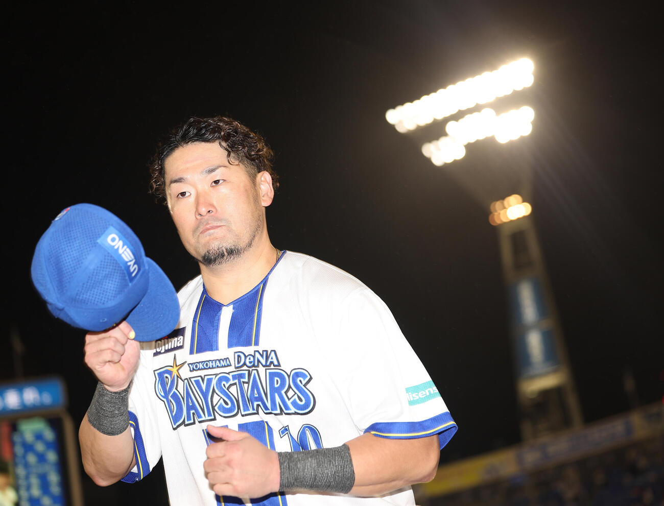 23日、DeNA対中日　中日に勝利し、声援に応えながら引き揚げる戸柱恭孝（撮影・河田真司）