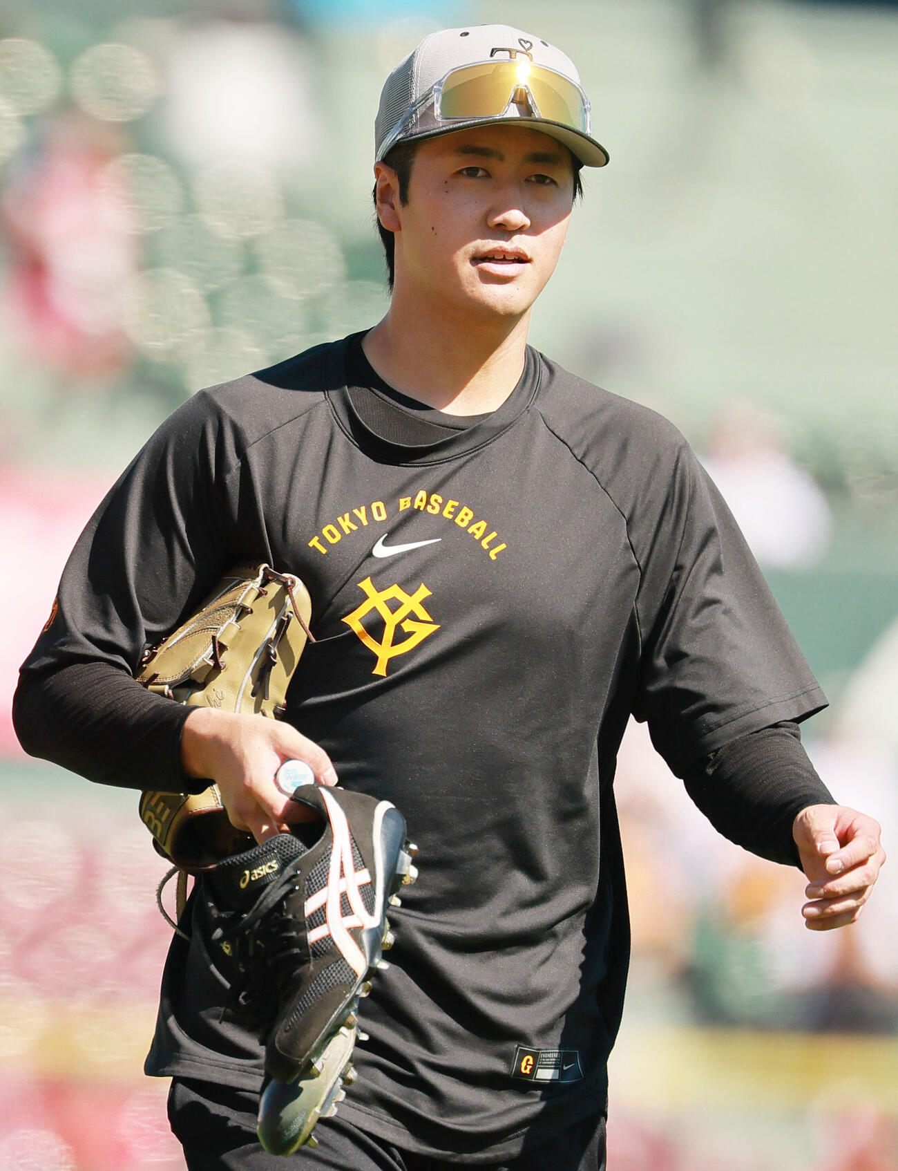 23日、グラウンドを移動する巨人西舘勇陽（撮影・上山淳一）