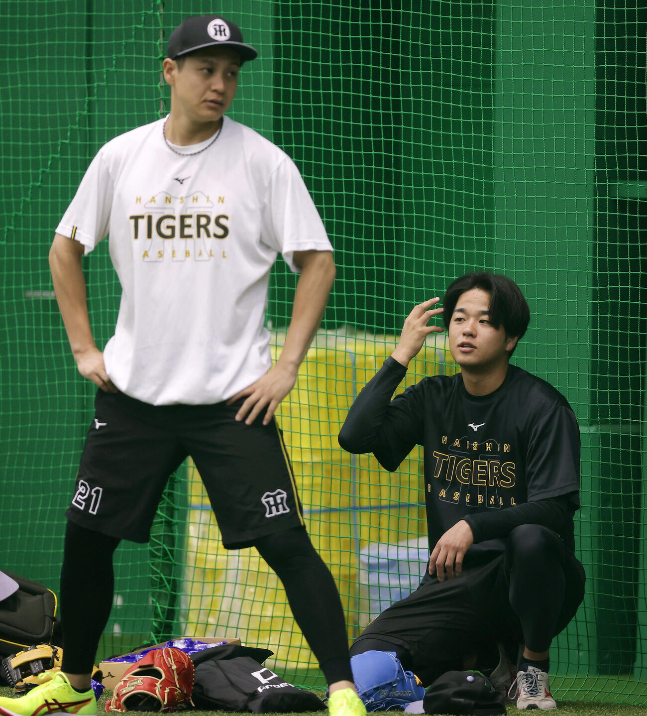 言葉を交わす阪神高橋遥人（右）と大竹耕太郎（撮影・前田充）