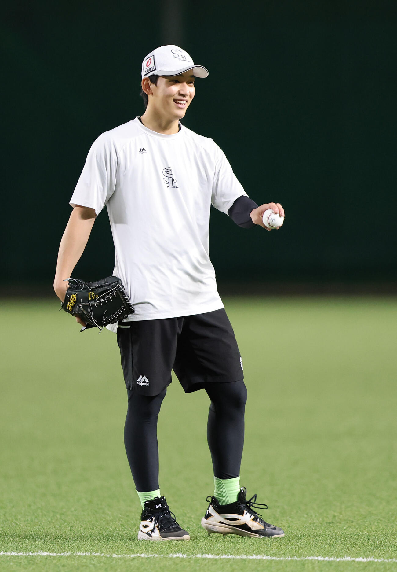 練習中に笑顔を見せるソフトバンク前田悠伍（撮影・梅根麻紀）