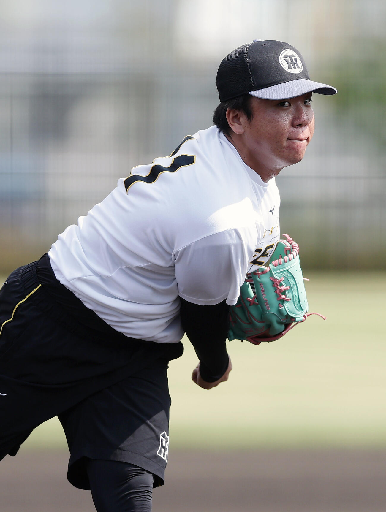 キャッチボールで調整する阪神村上頌樹（撮影・前田充）