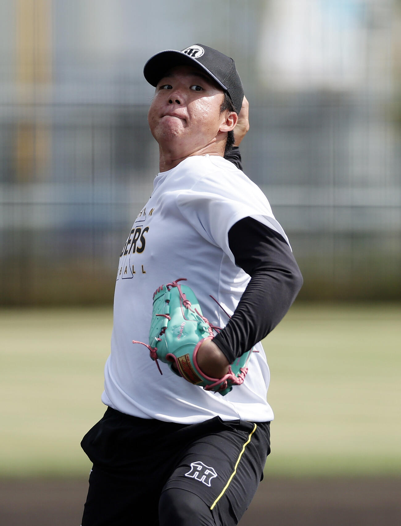 キャッチボールで調整する阪神村上頌樹（撮影・前田充）