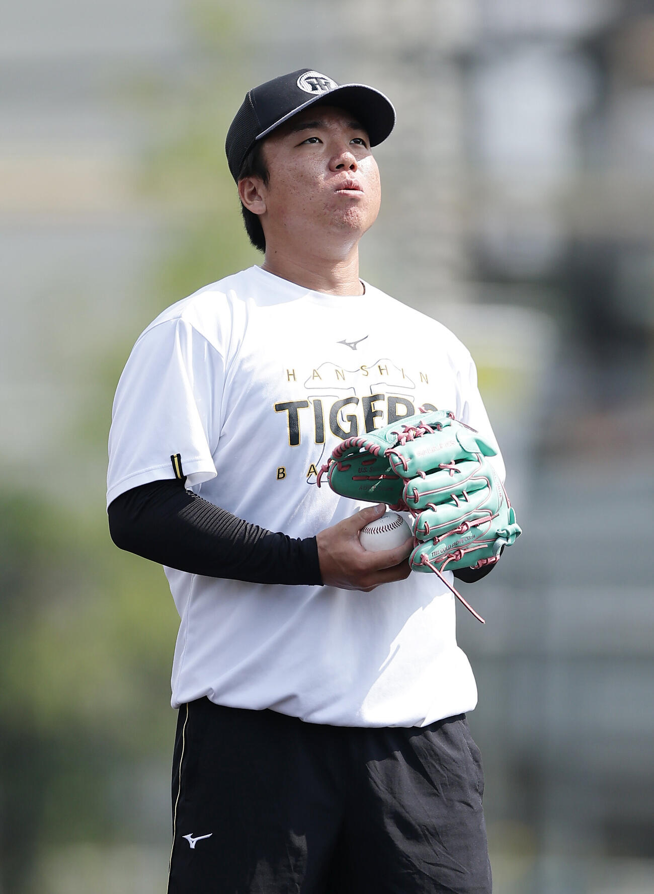 キャッチボールで調整する阪神村上頌樹（撮影・前田充）