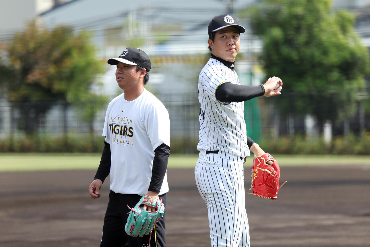キャッチボールで調整した阪神村上頌樹（左）と才木浩人（撮影・前田充）