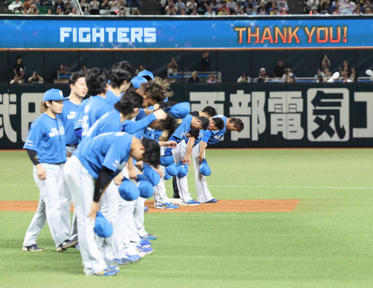 ソフトバンク対日本ハム　みずほペイペイドーム公式戦が今季最後となりスタンドのファンにあいさつをした新庄剛志監督（2026年9月撮影）