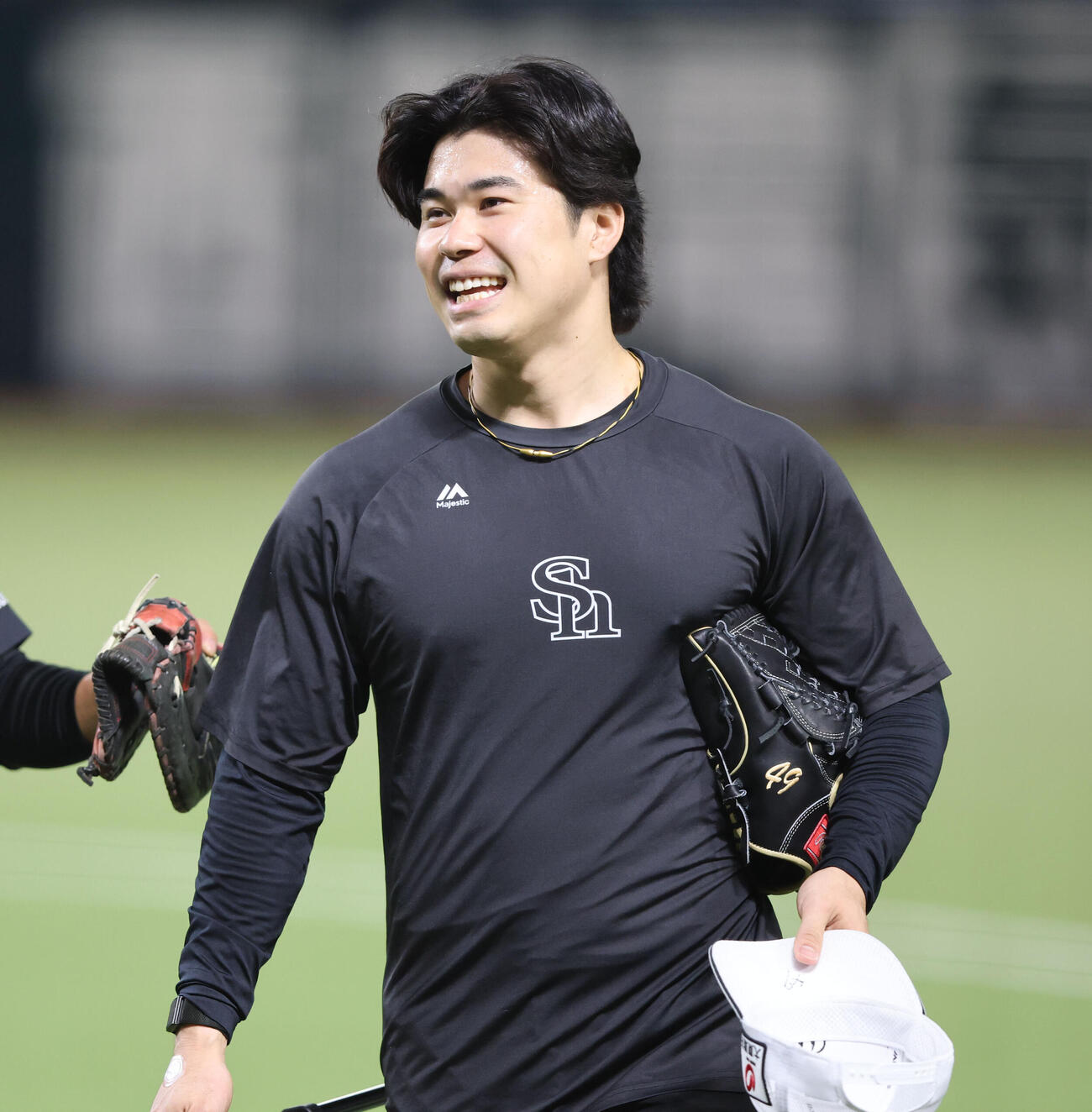 練習を終えたソフトバンク松本晴は笑顔を見せる（撮影・梅根麻紀）