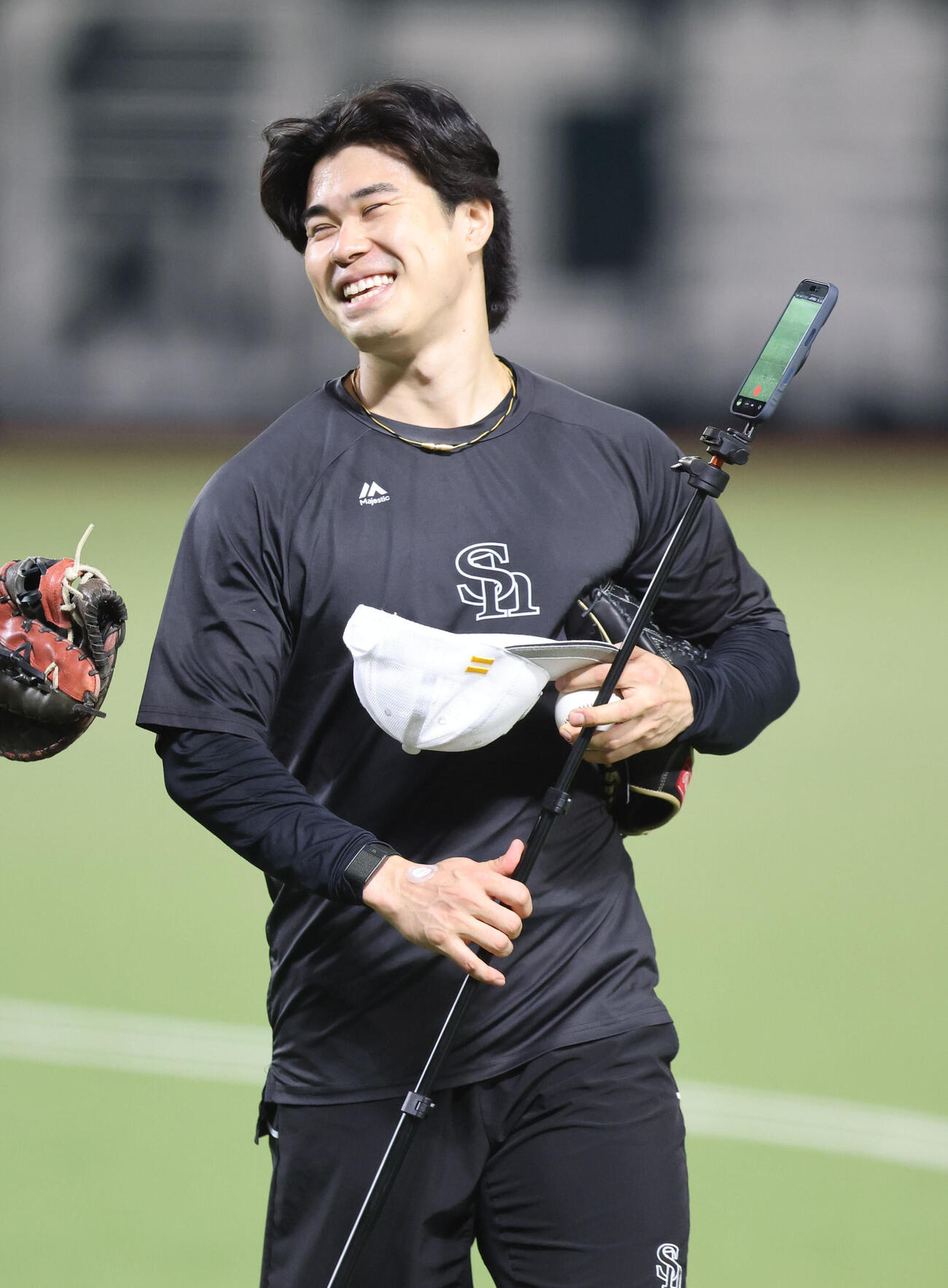 練習を終えたソフトバンク松本晴は笑顔を見せる（撮影・梅根麻紀）