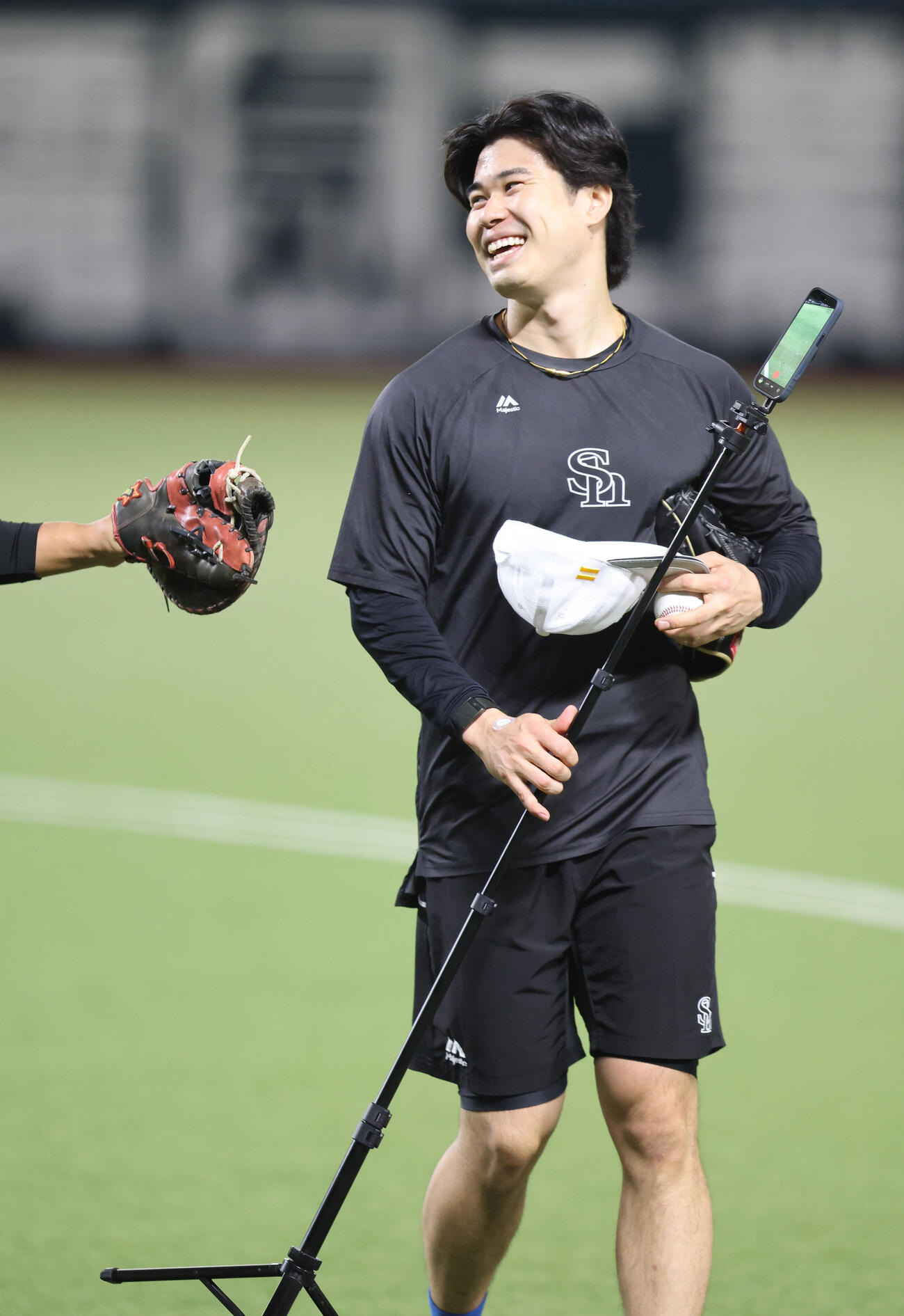 練習を終えたソフトバンク松本晴は笑顔を見せる（撮影・梅根麻紀）