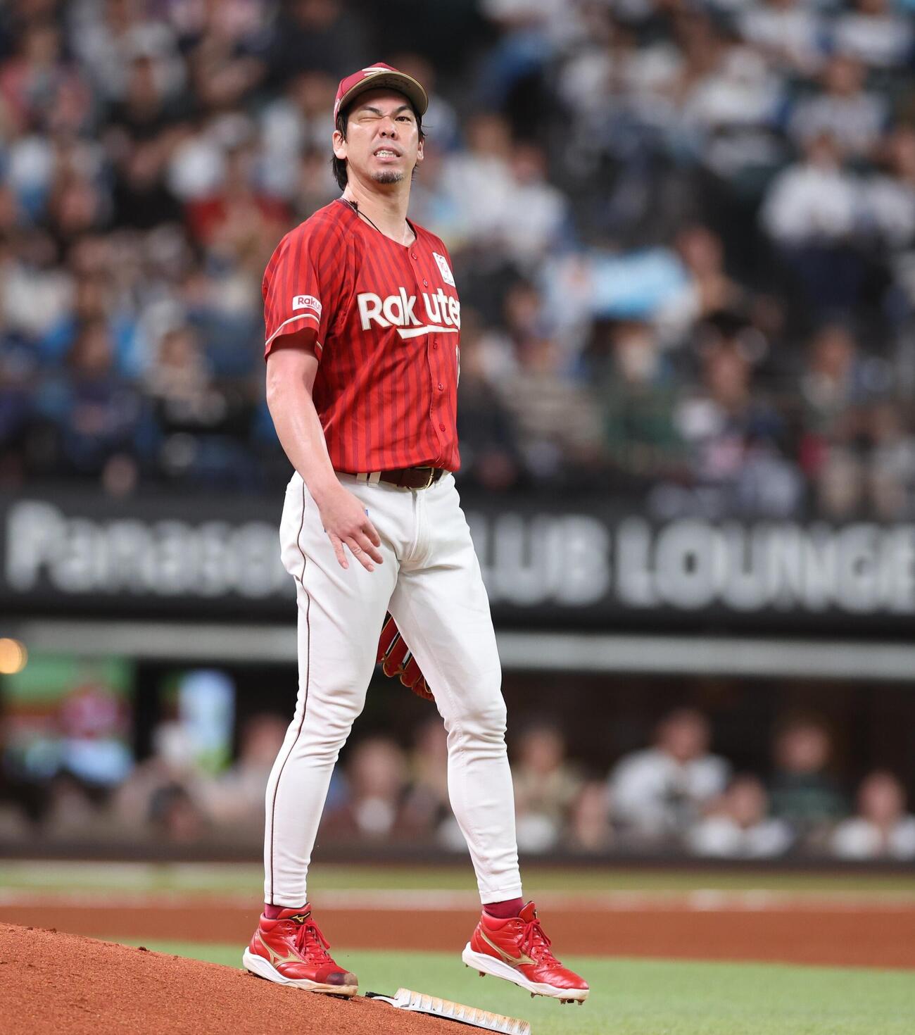 日本ハム対楽天　1回裏、野村佑希の打球が右腕に当たり顔をしかめる前田健太（撮影・黒川智章）
