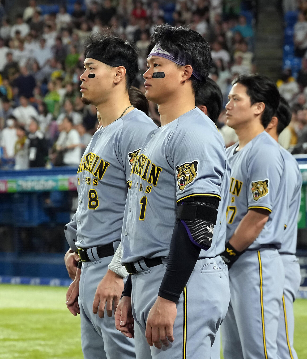 阪神佐藤輝明（左）と森下翔太（2026年撮影）