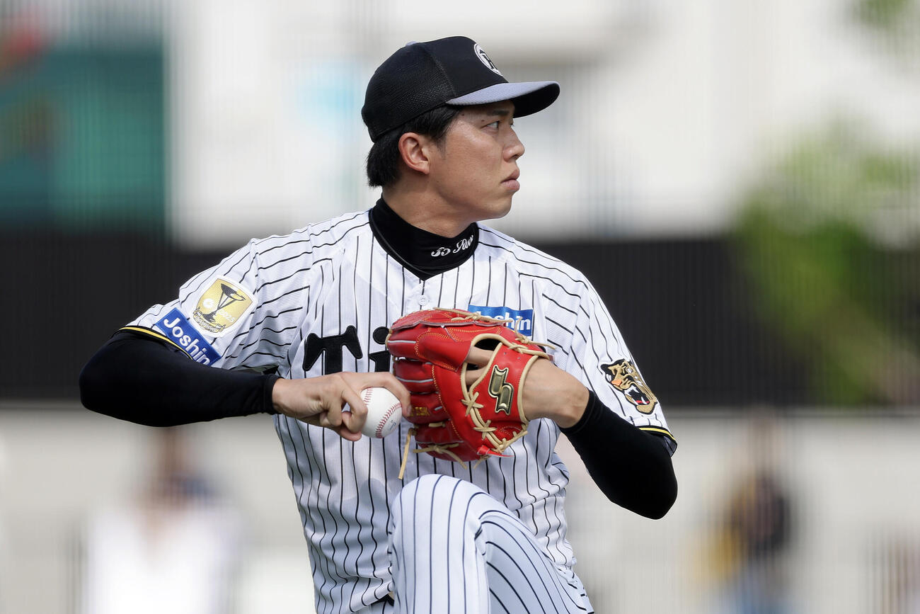 キャッチボールで調整する阪神才木浩人（撮影・前田充）