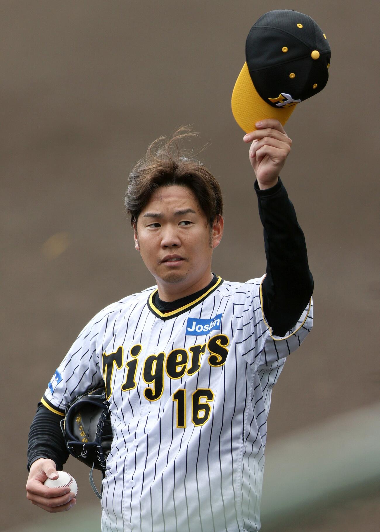 23年2月、スタンドの歓声に応える西勇輝
