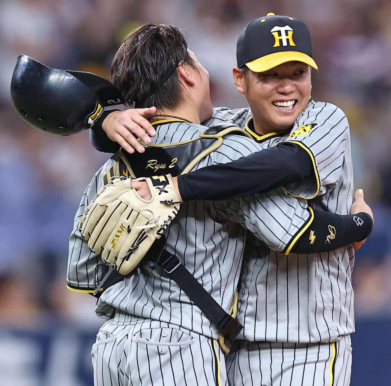 24年6月、オリックス対阪神　オリックスに完封勝利した西勇輝（右）は梅野隆太郎と抱き合って喜ぶ