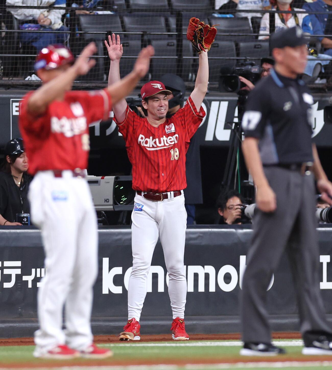 日本ハム対楽天　8回表楽天2死満塁、太田光の走者一掃二塁打で万歳する前田健太（撮影・黒川智章）