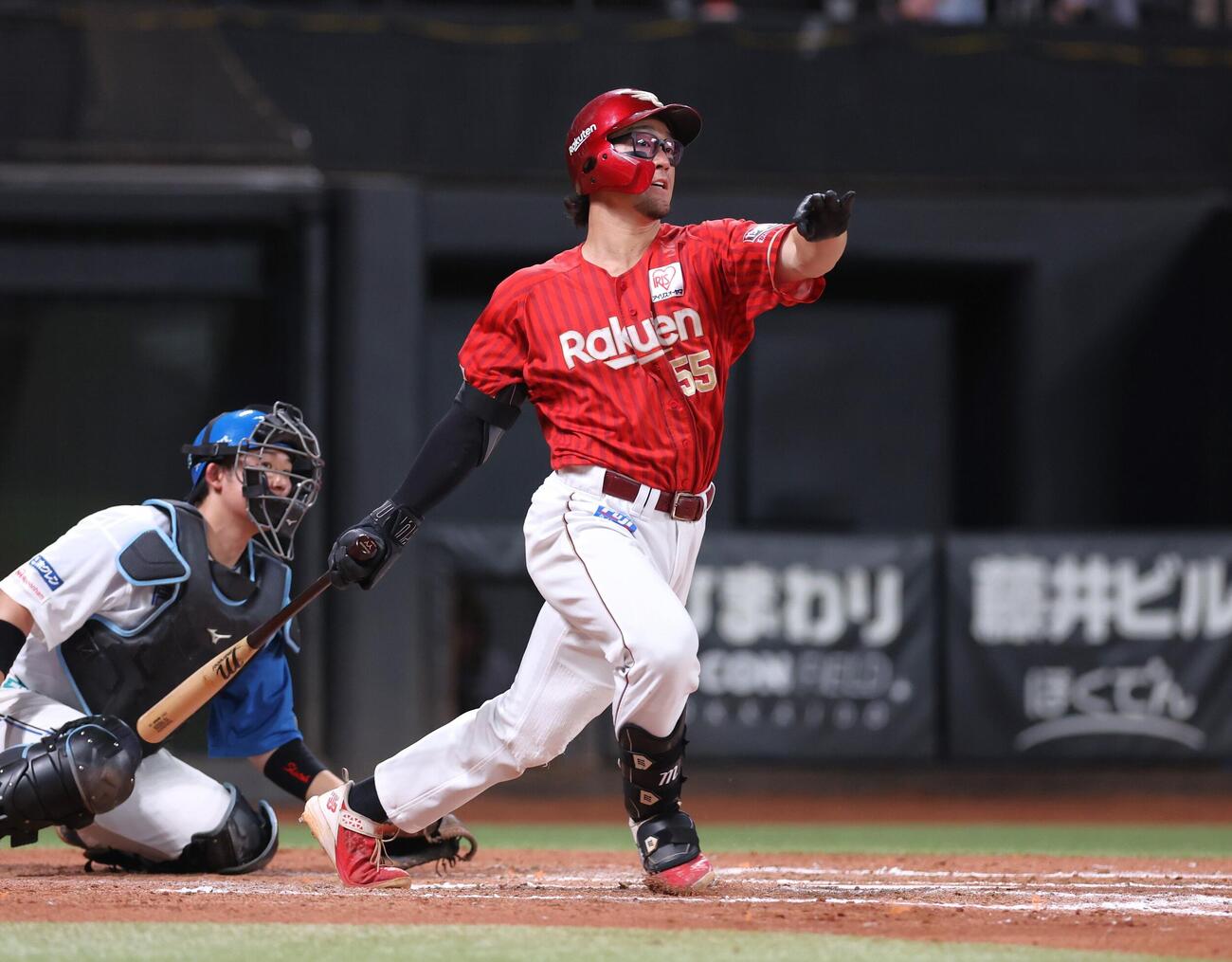 日本ハム対楽天　8回表楽天1死一塁、二塁打を放つYG安田（撮影・黒川智章）
