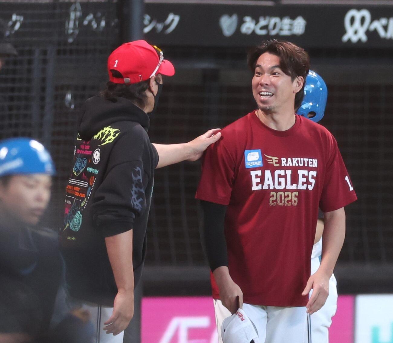 日本ハム対楽天　試合前練習で前田健太と話す新庄剛志監督（撮影・黒川智章）