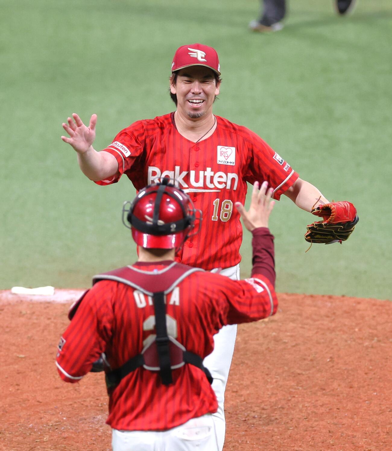 日本ハム対楽天　完封勝利を挙げ笑顔で太田光と抱き合う前田健太（撮影・黒川智章）