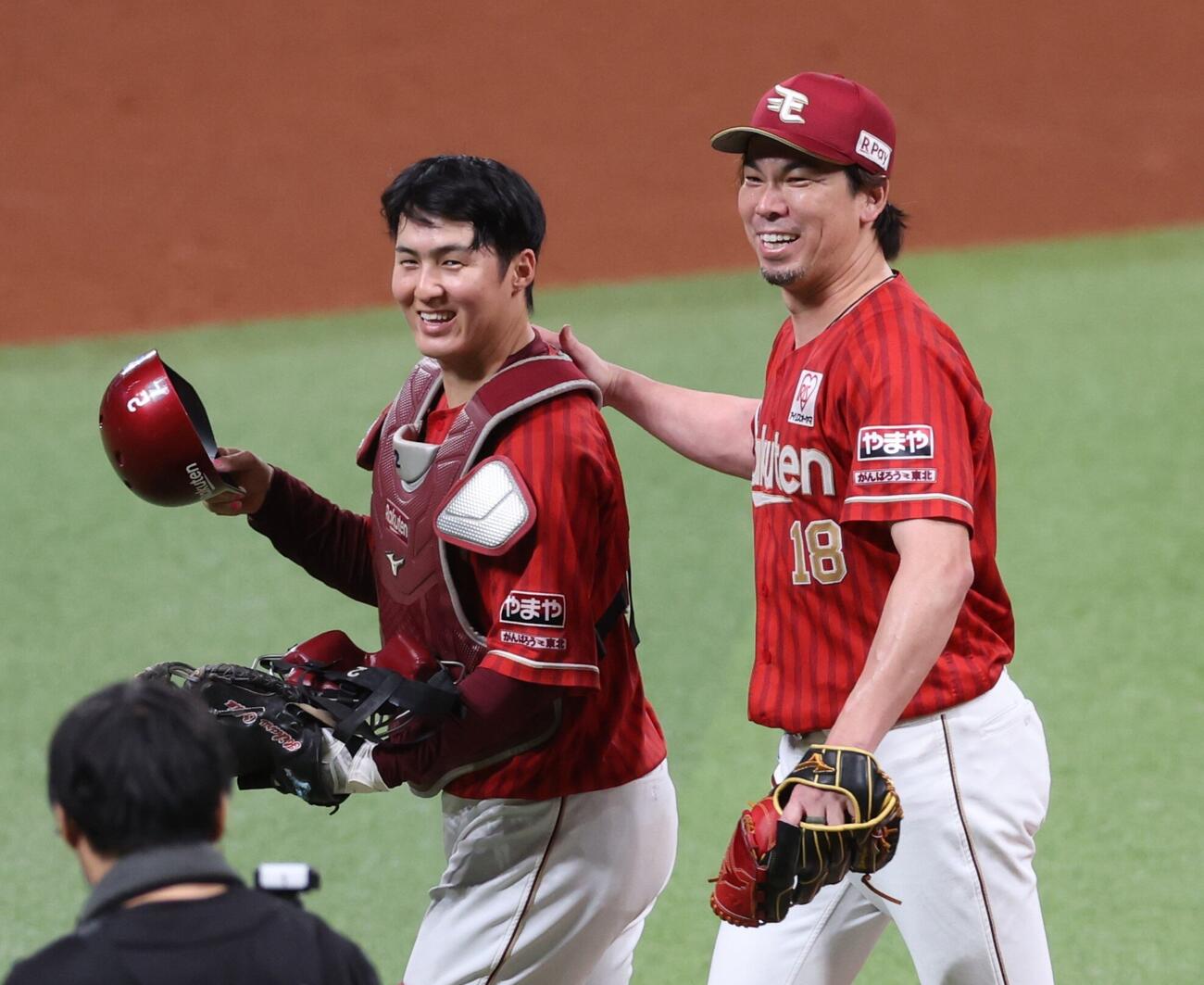 日本ハム対楽天　完封勝利を挙げ太田光（左）と笑顔で引き揚げる前田健太（撮影・黒川智章）