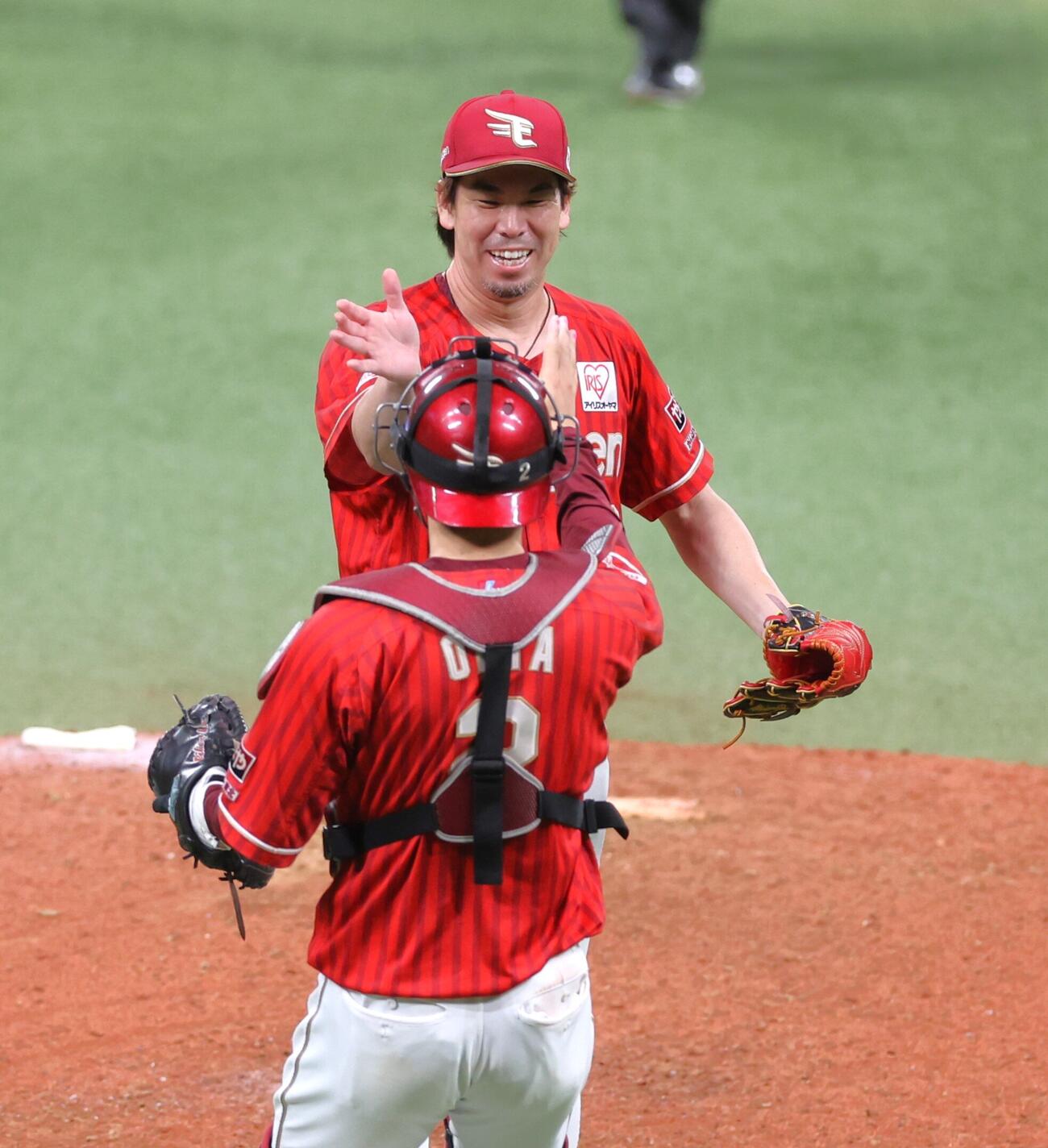 日本ハム対楽天　完封勝利を挙げ太田光とタッチする前田健太（撮影・黒川智章）